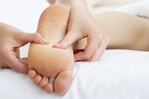 Chữa trị bệnh ho bằng cách bấm huyệt bàn chân
